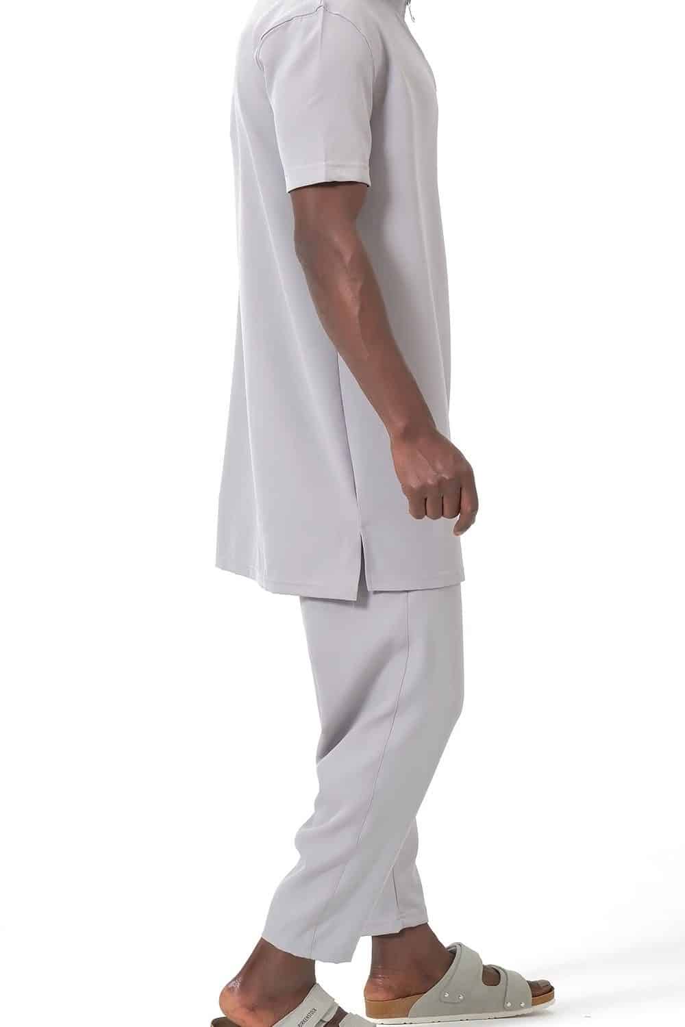 Tunique et sarouel gris clair assortis pour homme musulman - look sobre et pudique